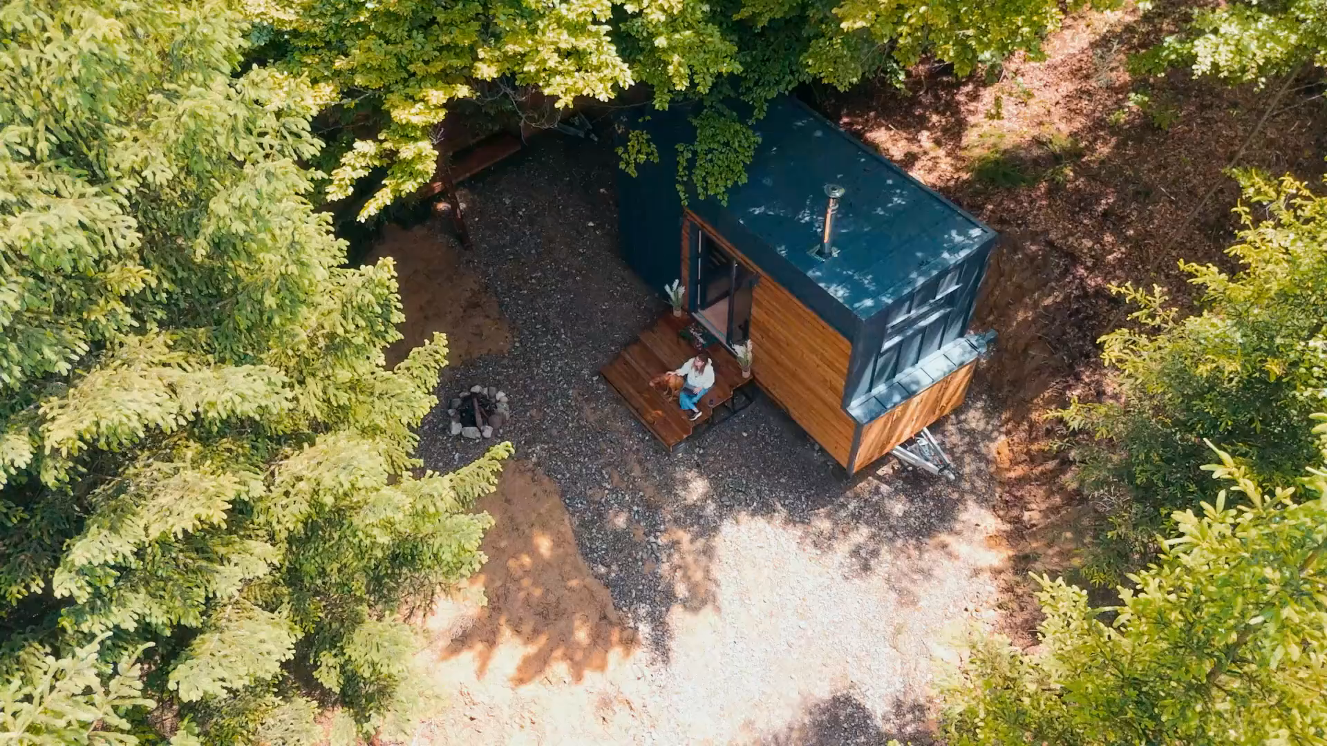 Casă tiny pe roți micro.haus într-un câmp, disponibilă din stoc